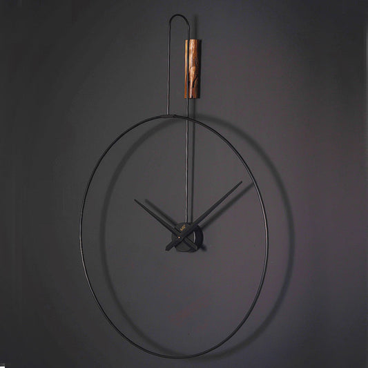 Signal Plus Wanduhr 80 × 110 cm – Black Carbon & Antikgold | Geometrische Metall-Designeruhr von RH Clocks