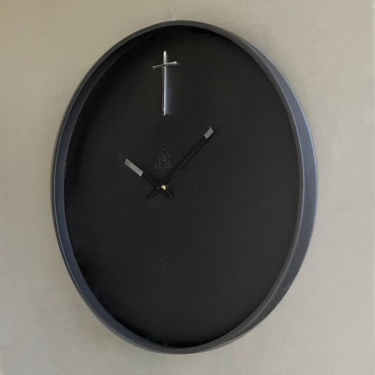 Kreuz Jesus Wanduhr 60 cm – Schwarz & Eisweiß | Moderne Designer-Kreuzuhr aus Metall von RH Clocks