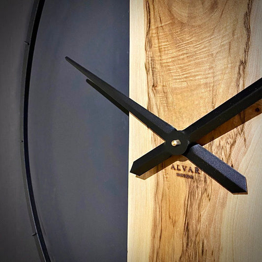 Alvar Wanduhr 80 cm – Walnussholz & Metall | Edle Designeruhr in Gold, Schwarz oder Chrom von RH Clocks