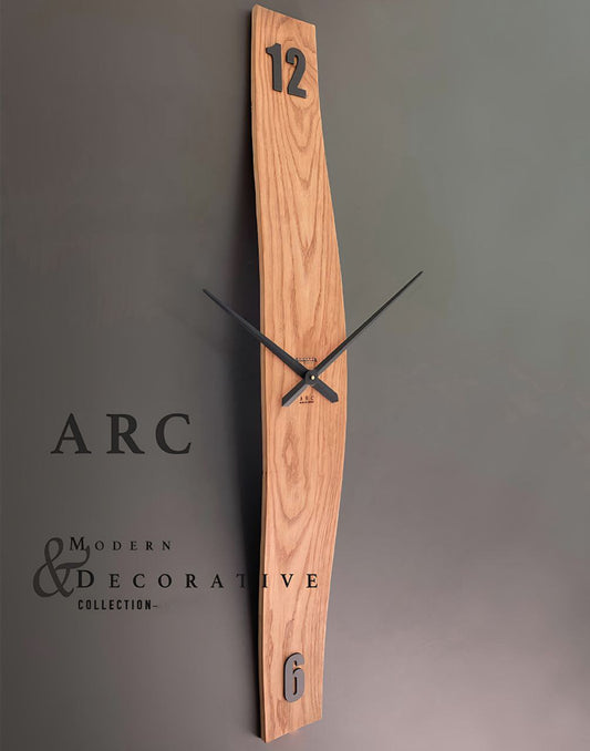 Arc Wanduhr 127 cm – Black Carbon & Eiche | Minimalistische Bogen-Wanduhr aus Holz & Metall von RH Clocks