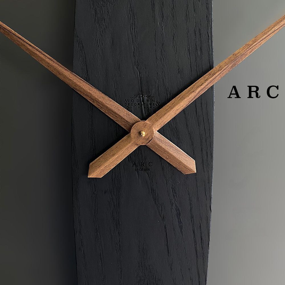 Arc Wanduhr 127 cm – Black Carbon & Eiche | Minimalistische Bogen-Wanduhr aus Holz & Metall von RH Clocks