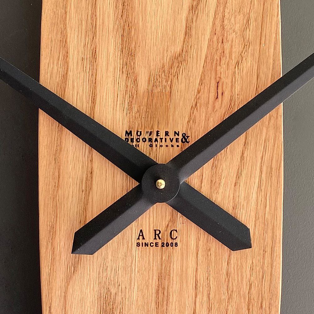 Arc Wanduhr 127 cm – Black Carbon & Eiche | Minimalistische Bogen-Wanduhr aus Holz & Metall von RH Clocks