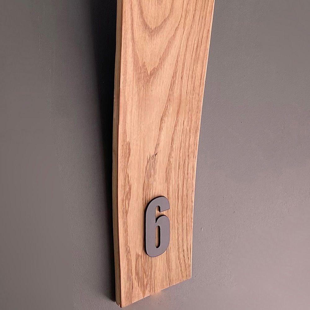 Arc Wanduhr 127 cm – Black Carbon & Eiche | Minimalistische Bogen-Wanduhr aus Holz & Metall von RH Clocks