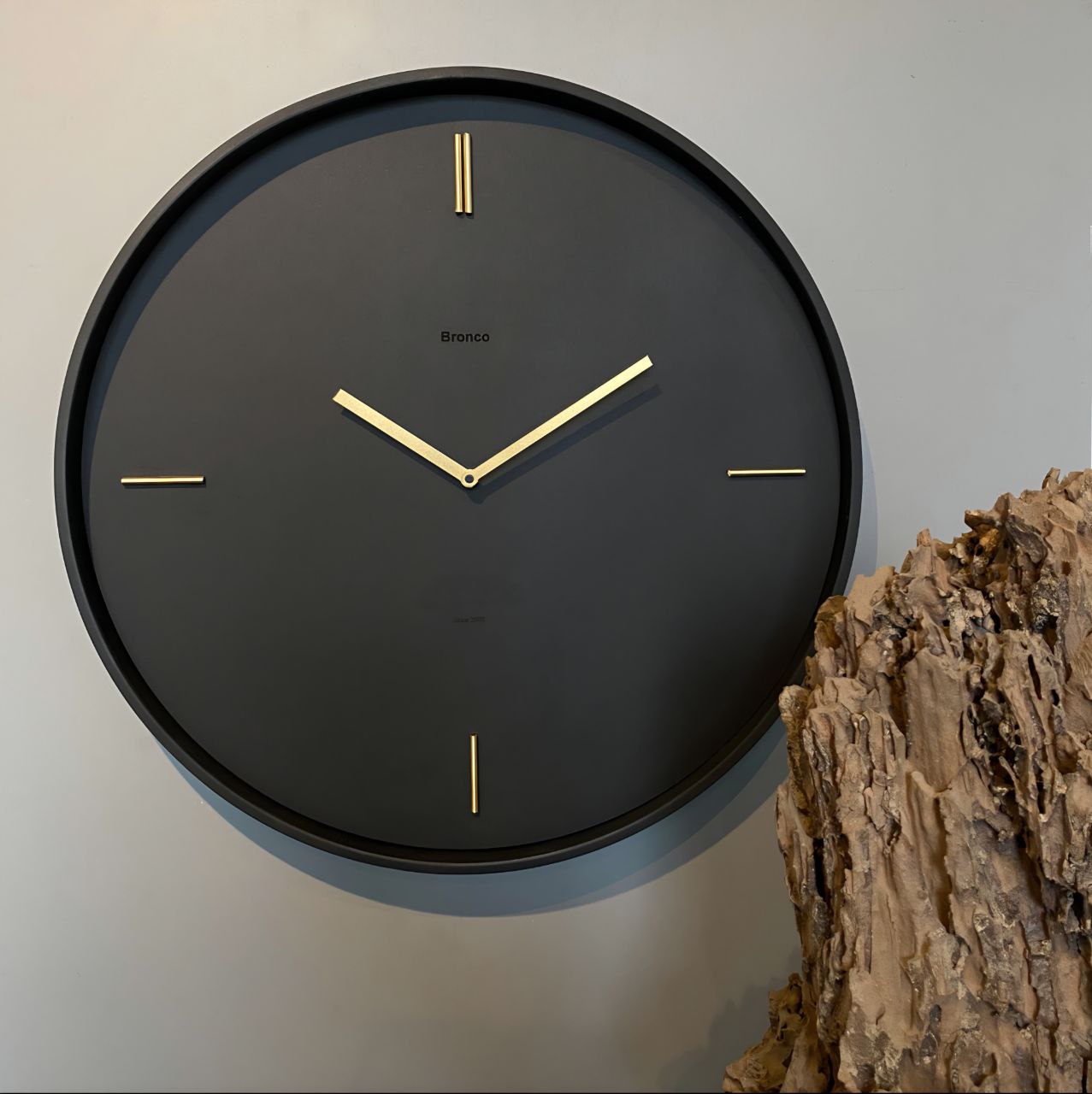 Bronco Wanduhr 60 cm – Gold & Schwarz | Moderne Metall-Designeruhr von RH Clocks