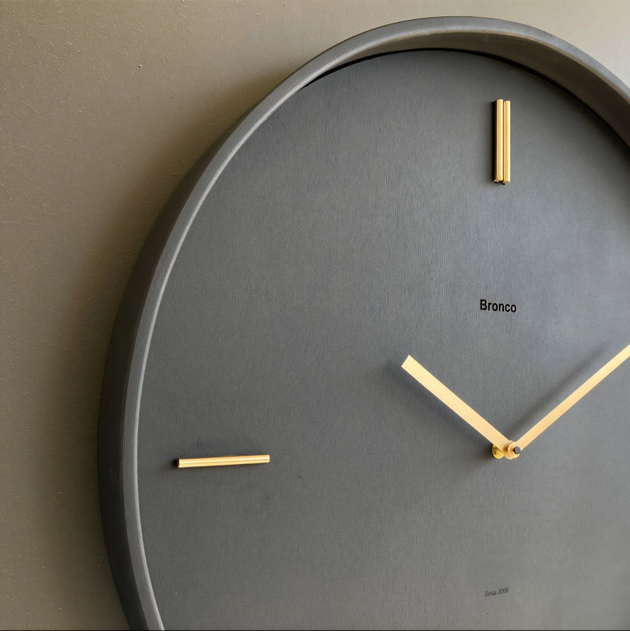 Bronco Wanduhr 60 cm – Gold & Schwarz | Moderne Metall-Designeruhr von RH Clocks