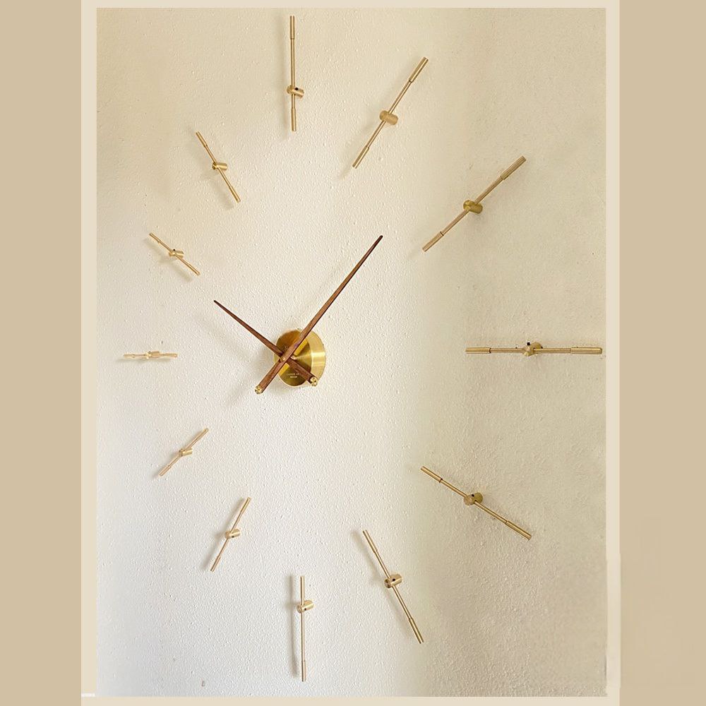 Luna Wanduhr mit Metallstruktur | Designuhr von RH Clocks