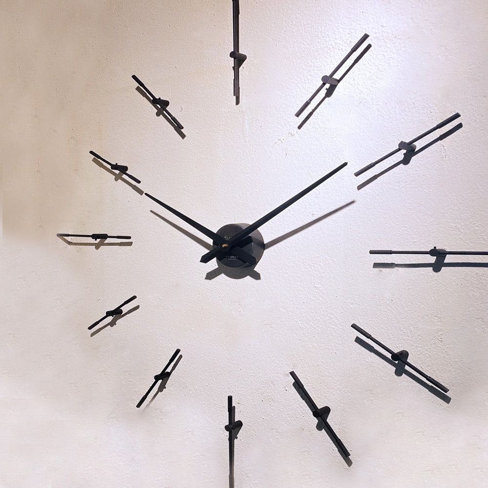 Luna Wanduhr mit Metallstruktur | Designuhr von RH Clocks