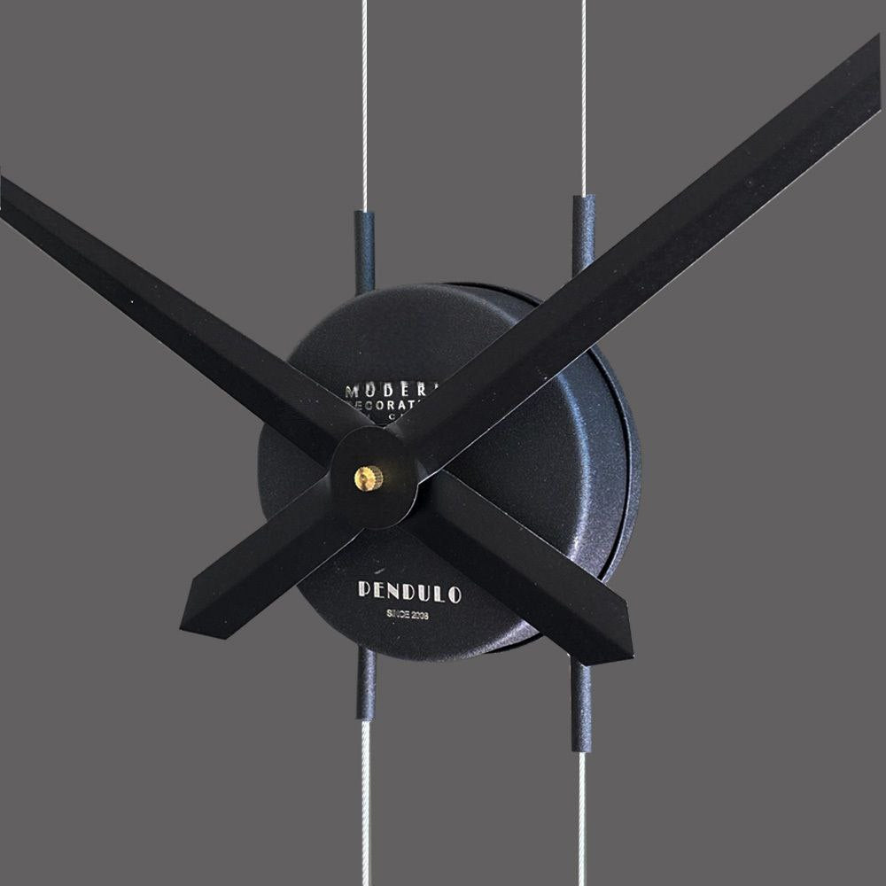 Pendulo Wanduhr 130 cm – Black Carbon & Aluminium | Vertikale Pendel-Designuhr aus Metall von RH Clocks