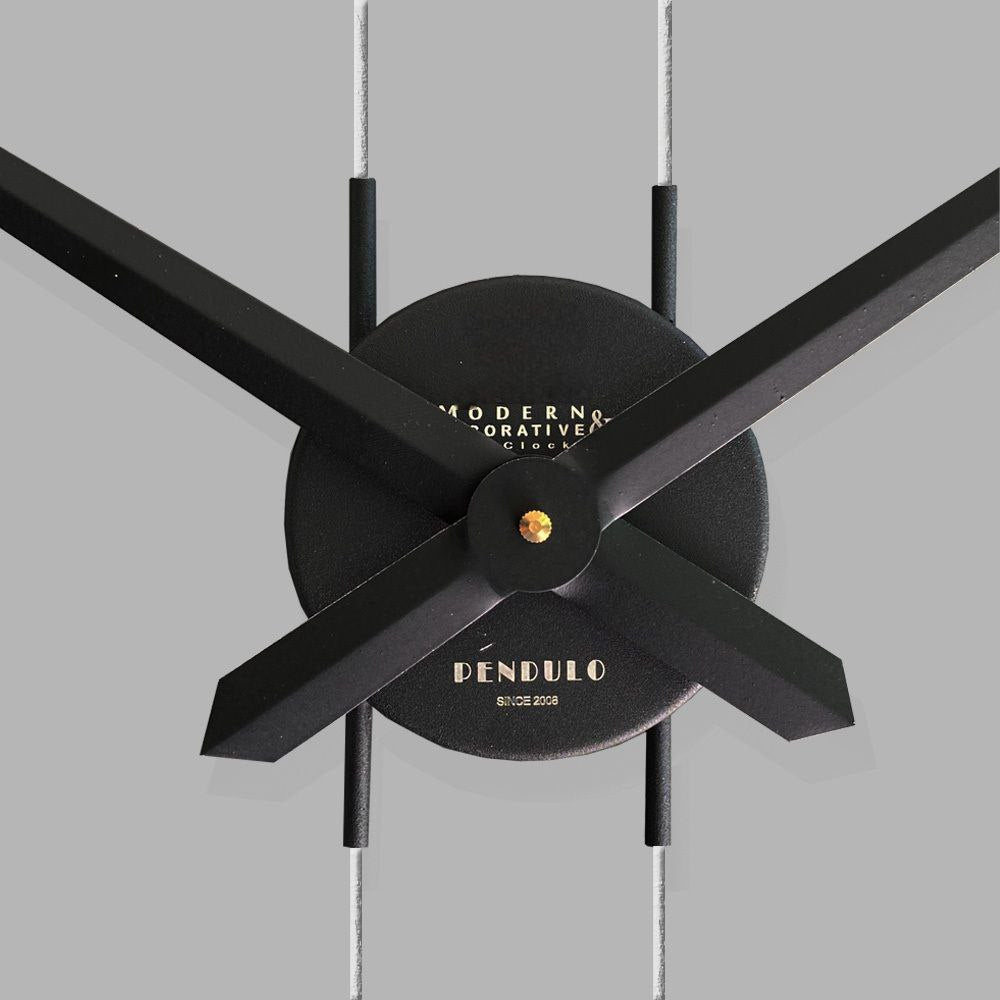 Pendulo Wanduhr 130 cm – Black Carbon & Aluminium | Vertikale Pendel-Designuhr aus Metall von RH Clocks