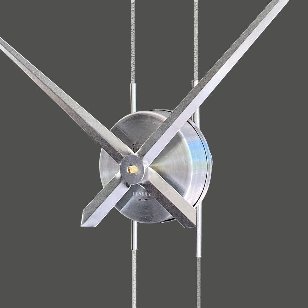 Pendulo Wanduhr 130 cm – Black Carbon & Aluminium | Vertikale Pendel-Designuhr aus Metall von RH Clocks