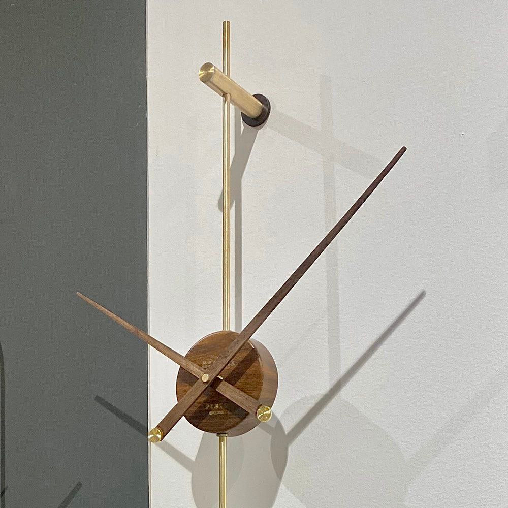 Punto Wanduhr 110 cm – Antikgold, Metallic Gold, Chrom & Black Carbon | Vertikale Designuhr aus Metall, Holz & Kupfer von RH Clocks