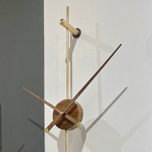 Punto Wanduhr 110 cm – Antikgold, Metallic Gold, Chrom & Black Carbon | Vertikale Designuhr aus Metall, Holz & Kupfer von RH Clocks