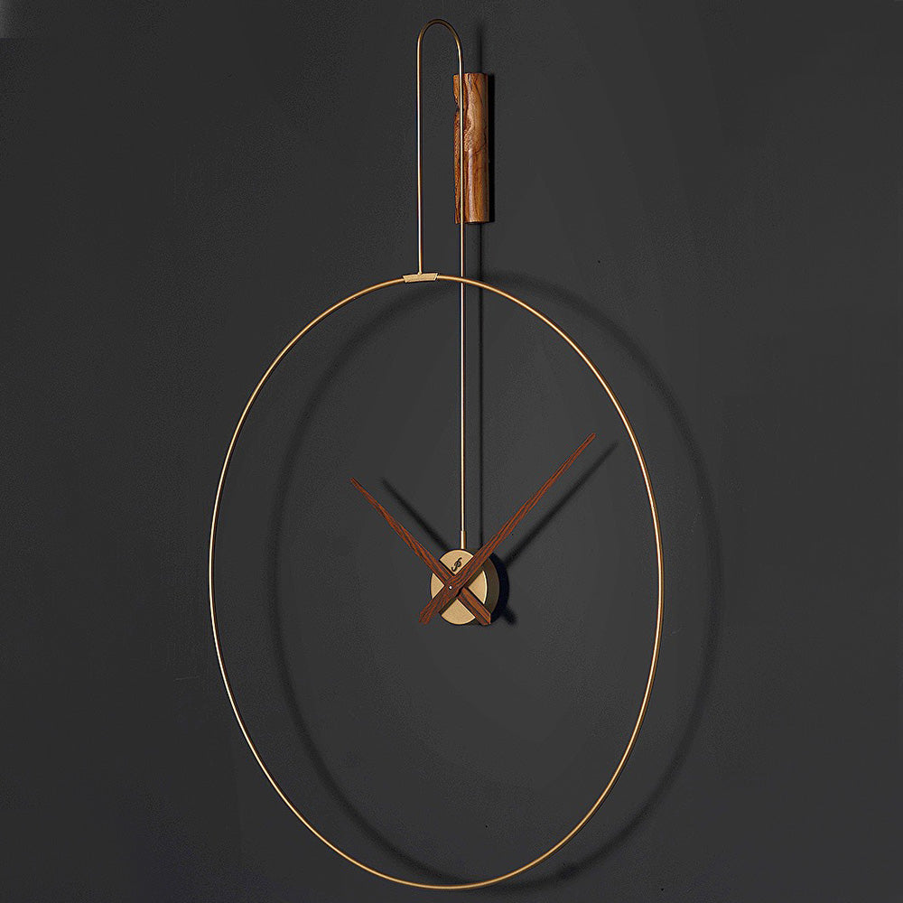 Signal Plus Wanduhr 80 × 110 cm – Black Carbon & Antikgold | Geometrische Metall-Designeruhr von RH Clocks