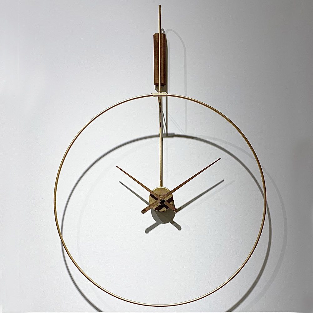 Signal Plus Wanduhr 80 × 110 cm – Black Carbon & Antikgold | Geometrische Metall-Designeruhr von RH Clocks