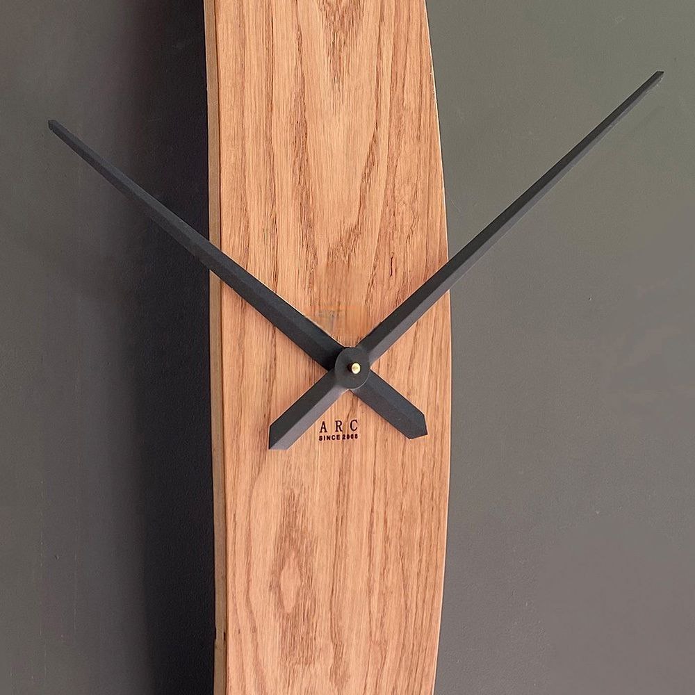 Arc Wanduhr 127 cm – Black Carbon & Eiche | Minimalistische Bogen-Wanduhr aus Holz & Metall von RH Clocks