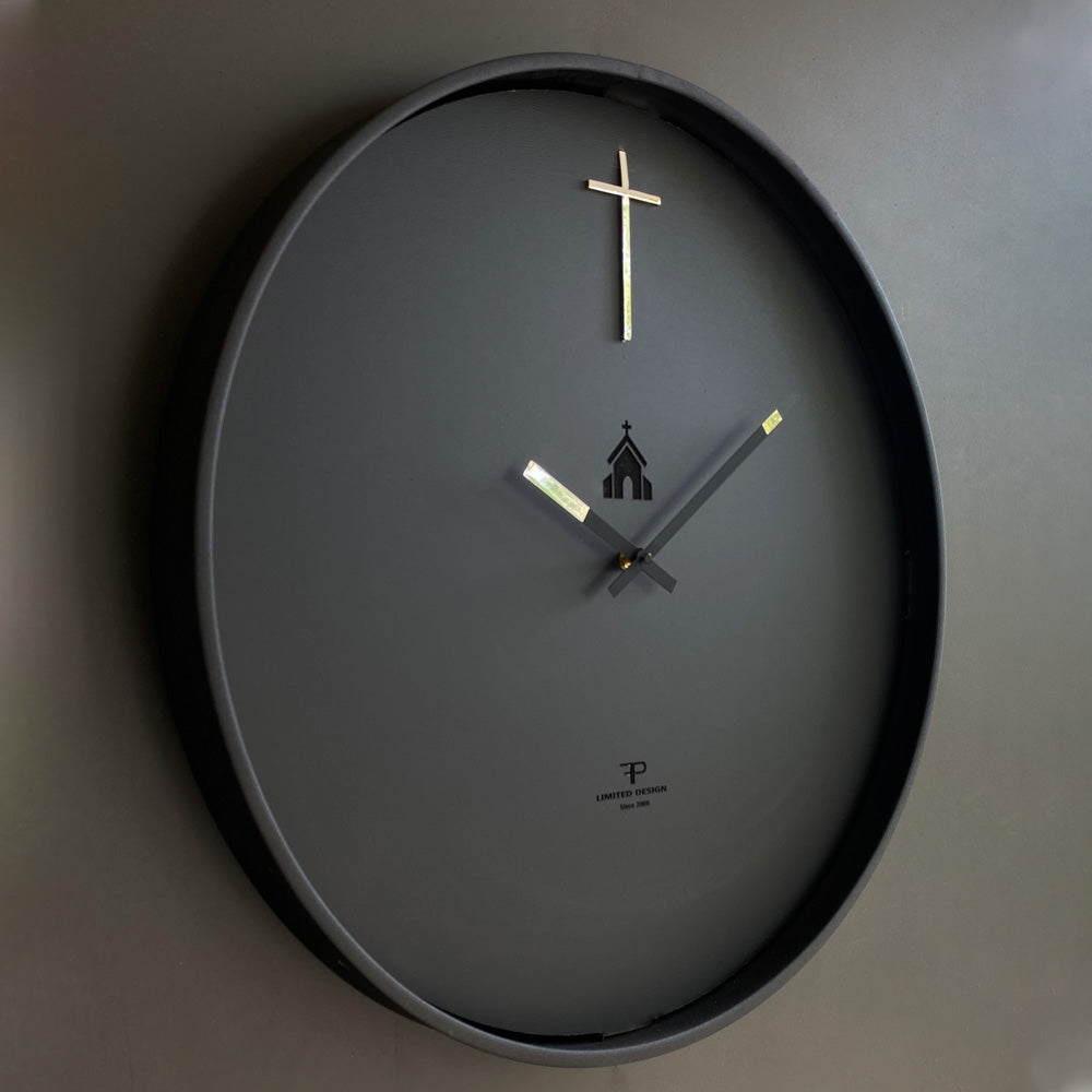 Kreuz Jesus Wanduhr 60 cm – Schwarz & Eisweiß | Moderne Designer-Kreuzuhr aus Metall von RH Clocks