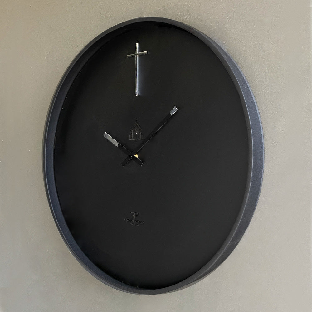 Kreuz Jesus Wanduhr 60 cm – Schwarz & Eisweiß | Moderne Designer-Kreuzuhr aus Metall von RH Clocks