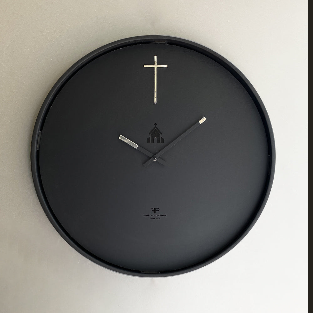 Kreuz Jesus Wanduhr 60 cm – Schwarz & Eisweiß | Moderne Designer-Kreuzuhr aus Metall von RH Clocks